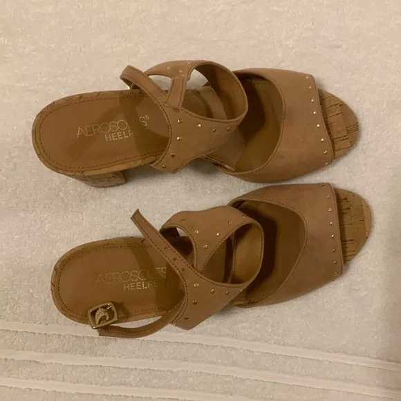 Platform Sandals women’s 7.5, lightly worn, 3 1/2in heel, tan and gold - Picture 2 of 3